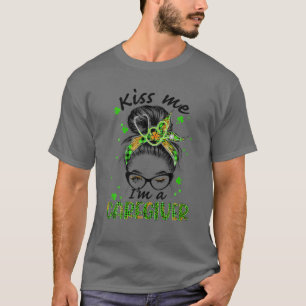 Camiseta Kiss Me I'm A Caregiver Messy Bun St Patricks Day