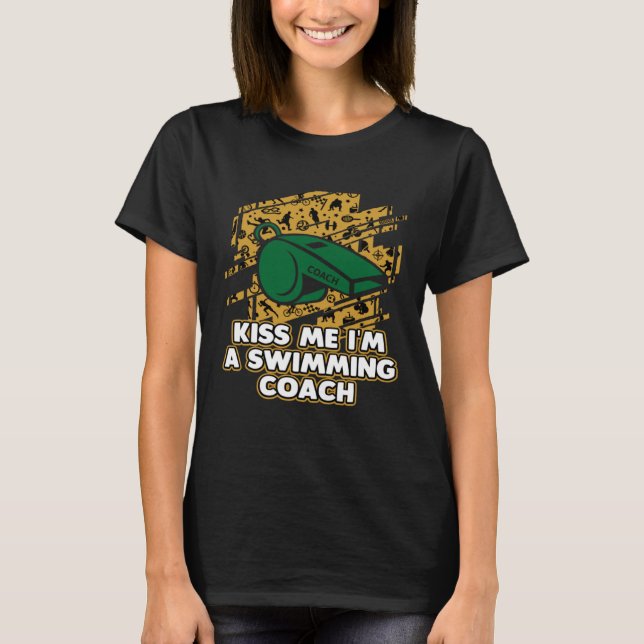 Camiseta Kiss Me Im a Swimming Coach  Swim Coach Humor Swim (Frente)