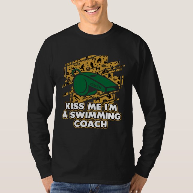 Camiseta Kiss Me Im a Swimming Coach  Swim Coach Humor Swim (Frente)
