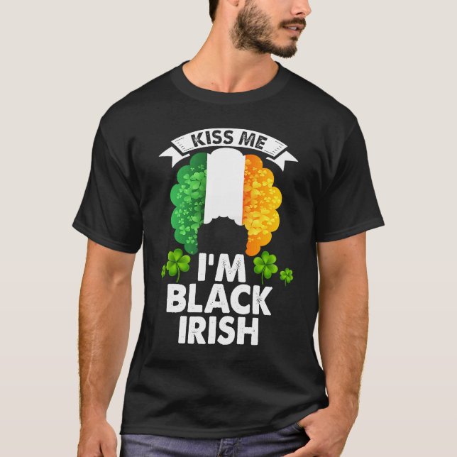 Camiseta Kiss Me I'm Black Irish Black Women Shamrock St Pa (Frente)