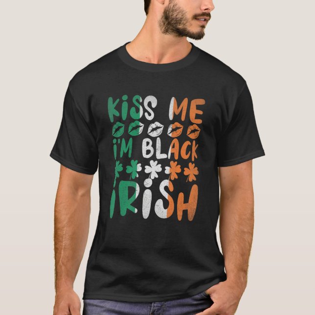 Camiseta Kiss Me I'm Black Irish Shamrock Funny St. Patrick (Frente)