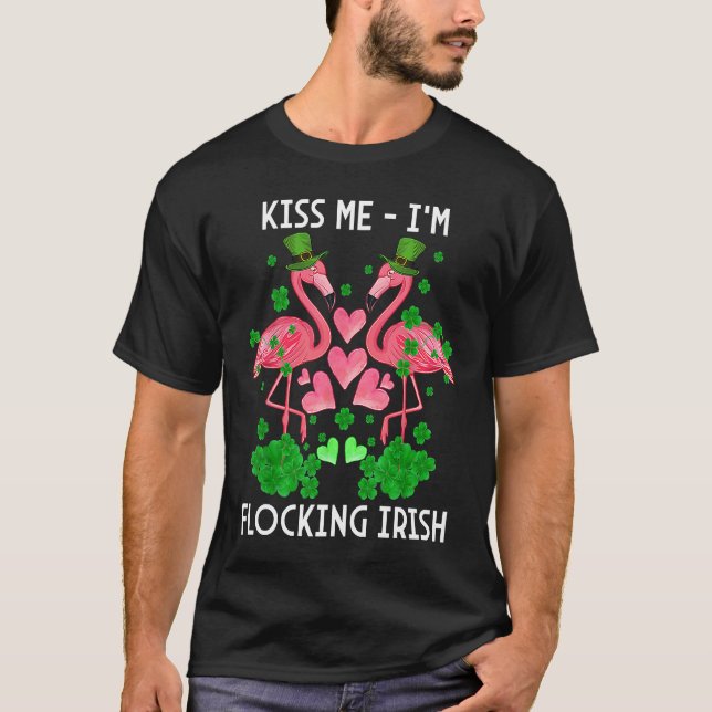 Camiseta Kiss Me I'm Flocking Irish Flamingo St Patrick's D (Frente)