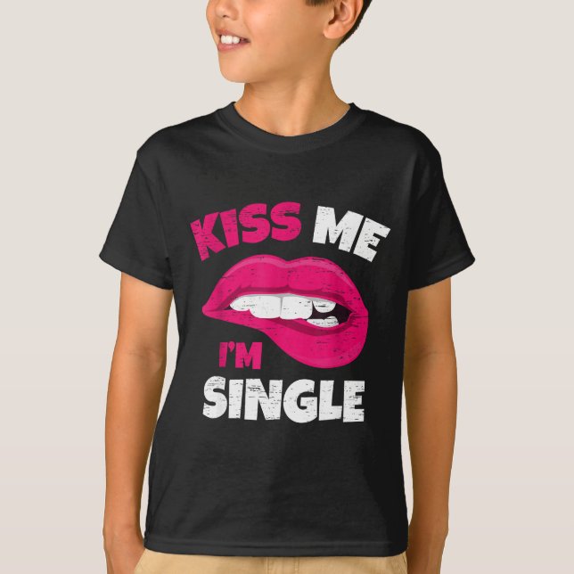 Camiseta Kiss Me I'm Single Love Happy Valentine Day Wife H (Frente)