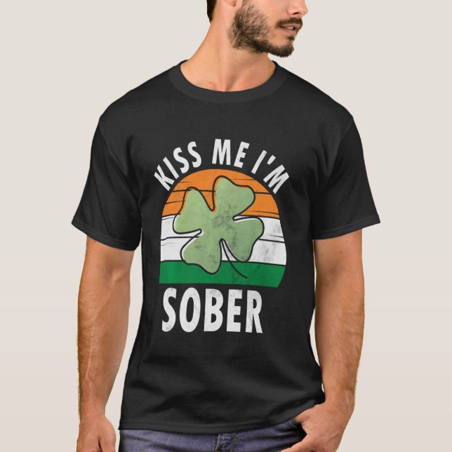 Camiseta Kiss Me I'm Sober Shirt Funny Saint Patricks Day (Frente)