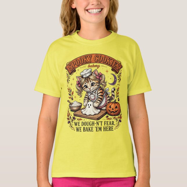 Camiseta Kit de Biscoitos Assustadores Kitten Bakery HALLOW (Frente)