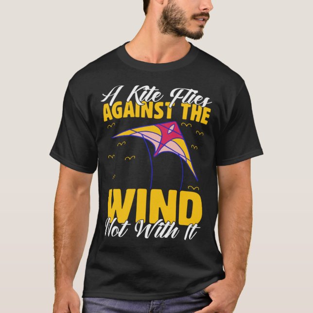 Camiseta Kite A Flies Against The Wind Not With It Kiter Fl (Frente)