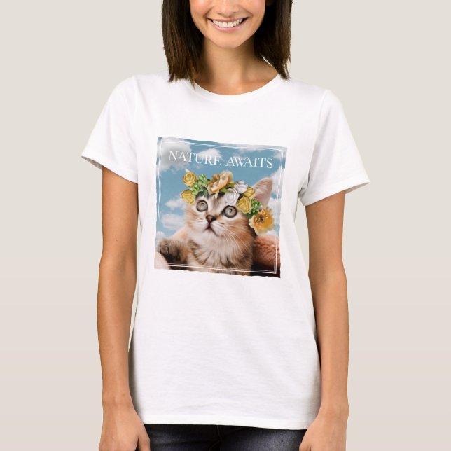Camiseta Kitten com uma Coroa Floral Aguarda (Frente)