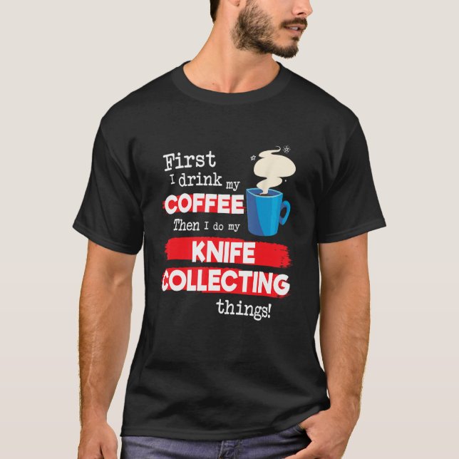 Camiseta Knife Knives Collector Dizendo Mas Primeiro Café P (Frente)