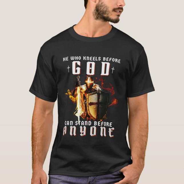 Camiseta Knight Templar Christian He Who Kneels Before God  (Frente)