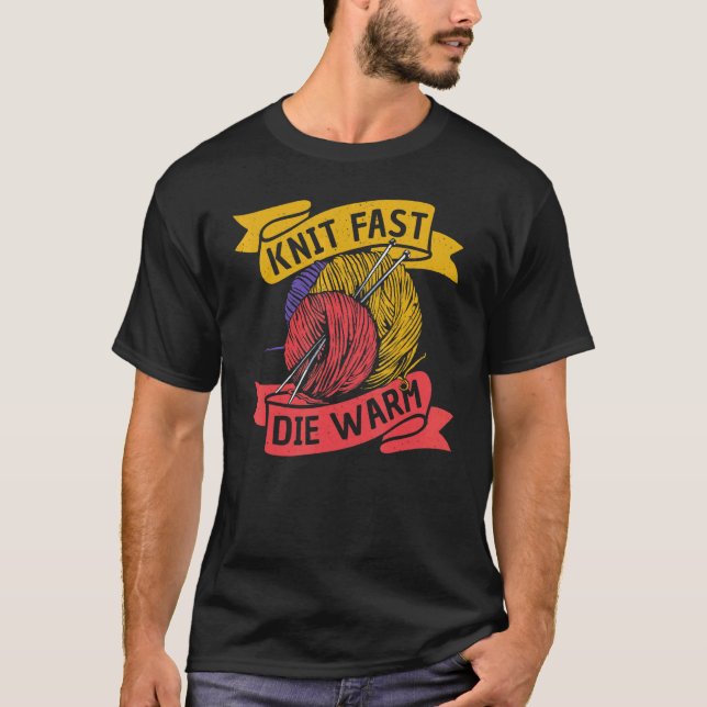 Camiseta Knit Fast Die Warm U2013 Knitting Quotes (Frente)