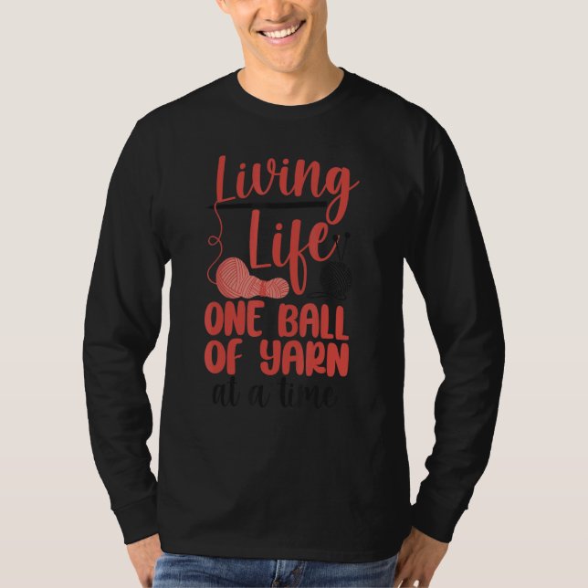 Camiseta Knitting Knitter Living Life One Ball Of Yarn At A (Frente)