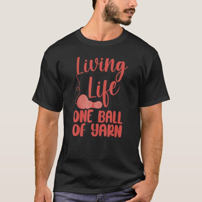 Camiseta Knitting Knitter Living Life One Ball Of Yarn At A (Frente)