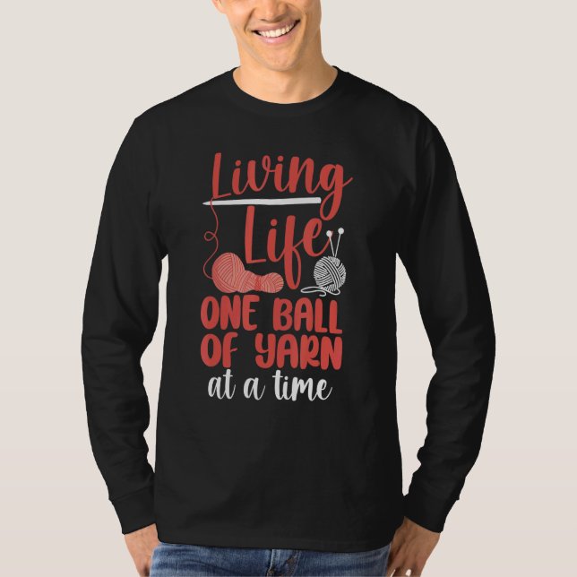Camiseta Knitting Knitter Living Life One Ball Of Yarn At A (Frente)