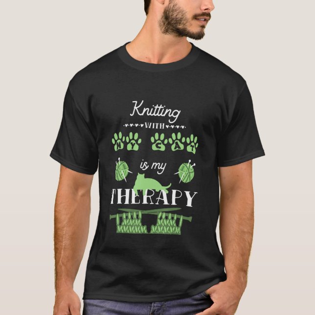 Camiseta Knitting with My Cat is My Therapy Yarn Hobby (Frente)