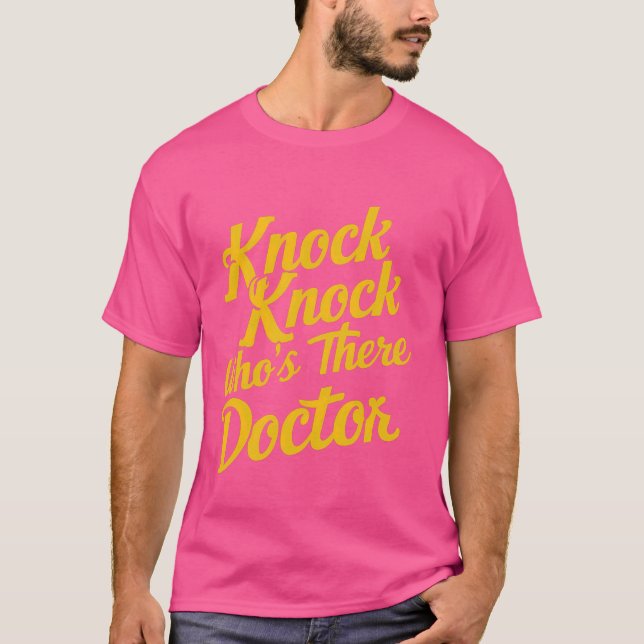 Camiseta "Knock Knock Quem Está Lá Médico". (Frente)