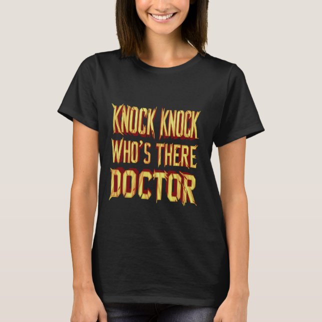 Camiseta "Knock Knock Quem Está Lá Médico". (Frente)