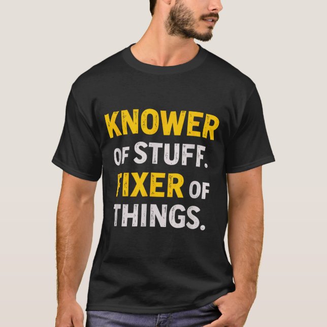 Camiseta Knower Of Stuff. Fixer Of Things. Funny Gift For F (Frente)