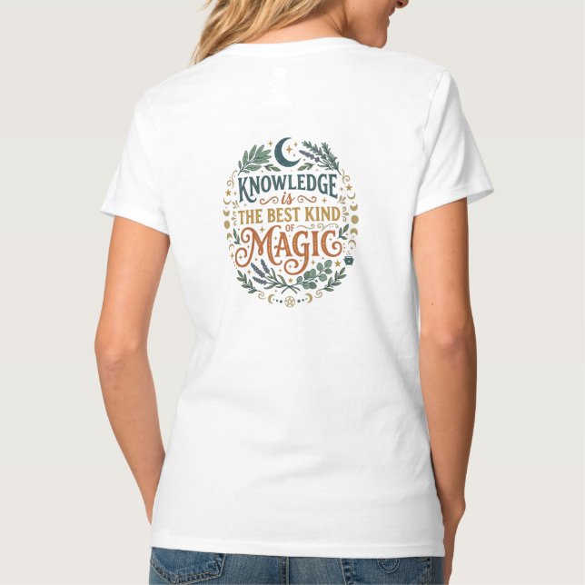 Camiseta Knowledge is Magic Witchy Academic Quote Book (Verso)
