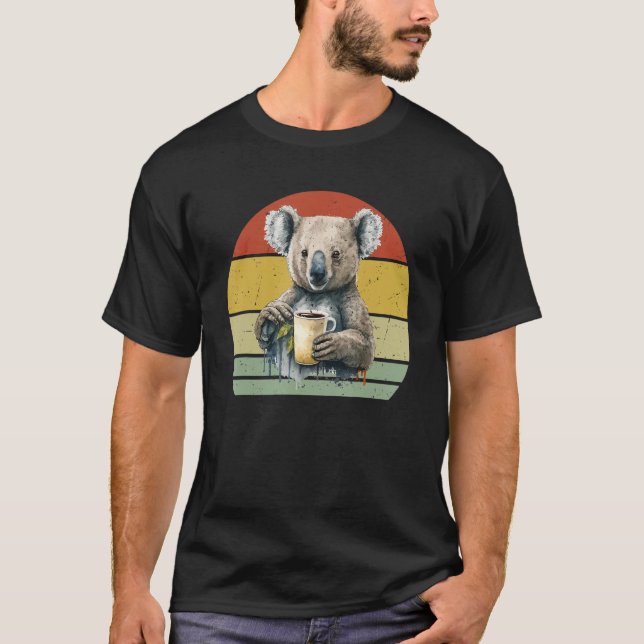 Camiseta Koala Drinking Coffee  Koala And Coffee (Frente)