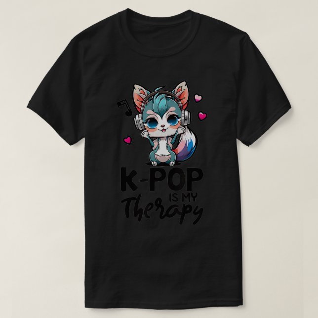 Camiseta Kpop É Minha Terapia K Raccoon Merch Kpop Merchand (Frente do Design)