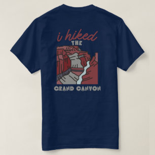 Camiseta lá atrás, eu caminhava no Grand Canyon.