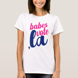 Camiseta ,la Kamala baby vote rosa azul texto