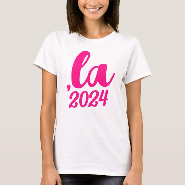 Camiseta ,la Kamala comma pronuncia 2024 texto rosa quente (Frente)