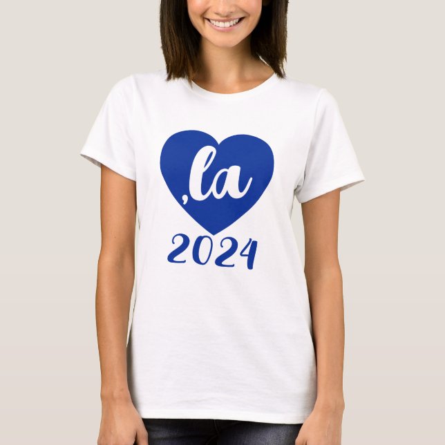 Camiseta ,la KAMALA coração 2024 texto azul de script (Frente)