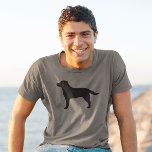 Camiseta Lab Preto Labrador Cachorro Retriever Silhouette<br><div class="desc">Esta silhueta Black Labrador Retriever está disponível em uma variedade de estilos de camiseta para homens,  mulheres,  crianças e bebês. Um presente legal para amantes do Black Lab para qualquer ocasião. Veja o Doodle World de Jenn para mais camisetas de raças de cães,  incluindo chocolate e Labrador Amarelo Retrievers.</div>