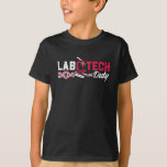 Camiseta Lab Tech On Duty Laboratory Technician Science<br><div class="desc">Este divertido design de um técnico de laboratório para mulheres e homens que amam seu trabalho de laboratório e químico. Mostre que você é um técnico de laboratório orgulhoso. No motivo do laboratório está a citação da Lab Tech On Duty.</div>