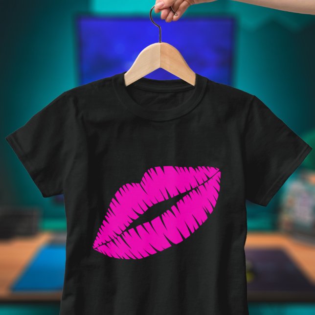 Camiseta Lábios Rosa Quente Batom Beijo (Luscious hot pink lipstick kiss just for you. Guaranteed to get lots of kisses wear this shirt! 💋)