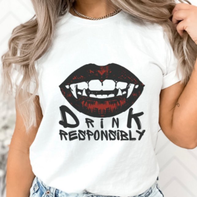Camiseta Lábios Vermelhos Halloween Presas Vampiros Bebem R (Criador carregado)