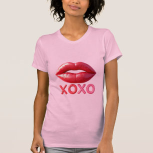 Camiseta Lábios vermelhos vibrantes com Design XOXO