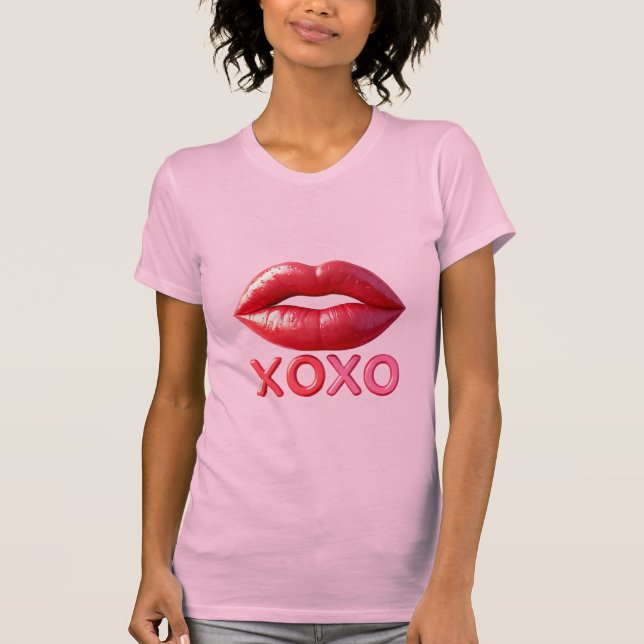 Camiseta Lábios Vermelhos Vibrantes Com Design XOXO (Frente)