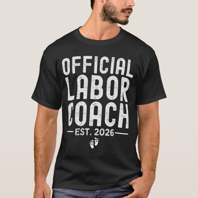 Camiseta Labor Coach Est 2026 Expecting New Mom Dad Baby Sh (Frente)
