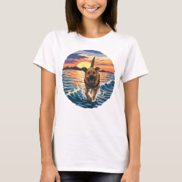 Camiseta Labrador Feliz Correndo Através do Oceano Ensolara