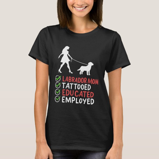 Camiseta Labrador Mom Tattooed Educated Employed Dog  Appar (Frente)