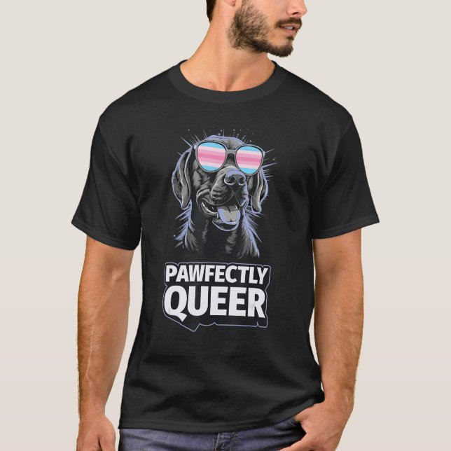 Camiseta Labrador "Pawfeer Queer" Com Óculos De Sol Transfe (Frente)
