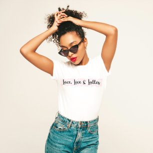 Camiseta "Lace, Love e Lattes" Cozy & Na moda