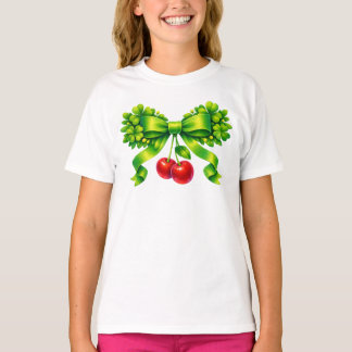 Camiseta Laço de Trevo Sortudo com Cerejas no Design Verde