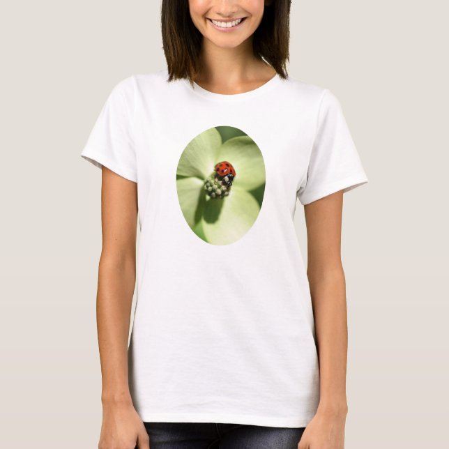 Camiseta Ladybug Na Natureza Da Flor Dogwood (Frente)
