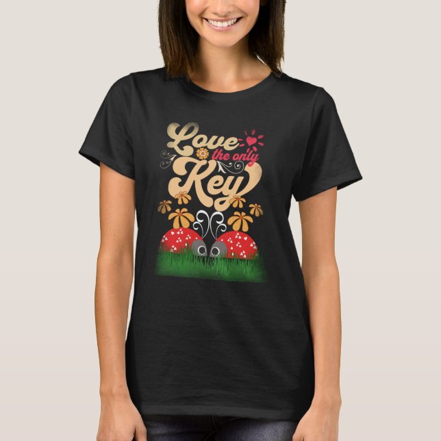 Camiseta Ladybugs Love The Only Key Spring Floral Love (Frente)