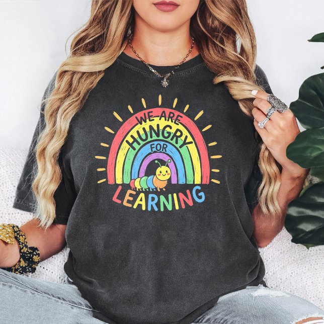Camiseta Lagarta Fofa Aprendendo Arco-Íris (Criador carregado)