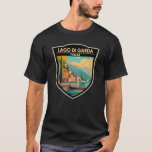 Camiseta Lago di Garda Italia Viagem Art Vintage<br><div class="desc">Design de arte vetorial do Lago Garda. O lago Garda,  na Itália norte,  é conhecido pela sua água cristalina. No extremo sul,  a cidade de Sirmione é dominada pela Rocca Scaligera,  uma fortaleza com visões portuárias.</div>