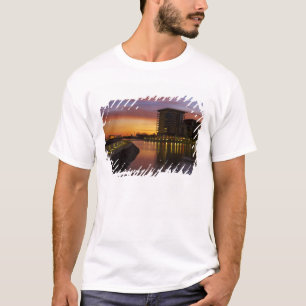 Camiseta Lagoa de recreação e apartamentos ao pôr do sol