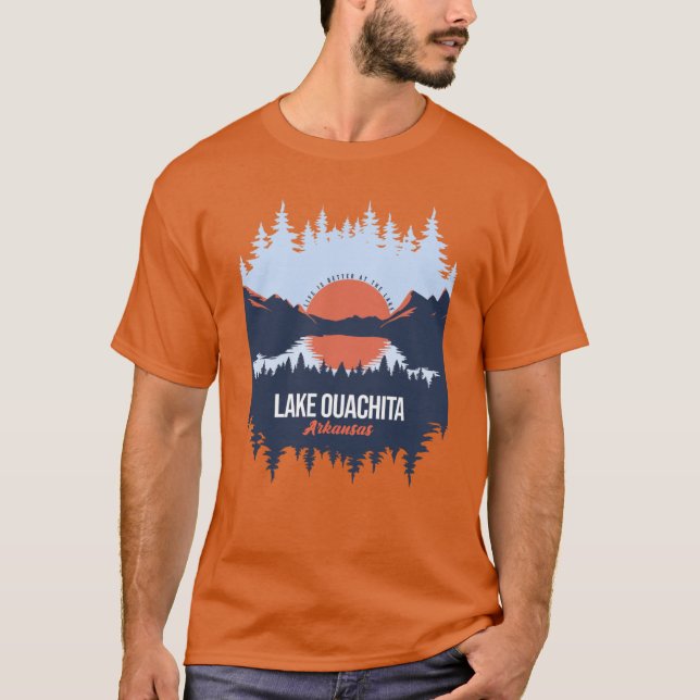 Camiseta Lake Ouachita Arkansas Lake With Mountain And Pine (Frente)