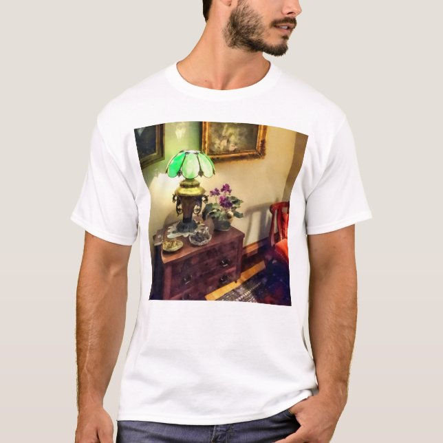 Camiseta Lâmpada de Cozy Parlor com Flor (Frente)