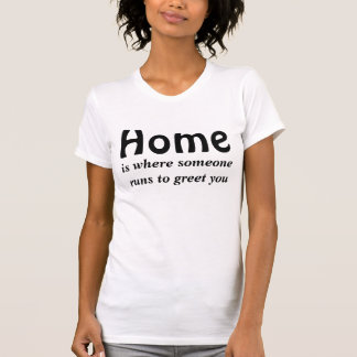 Camiseta Lar é onde alguém corre para te cumprimentar.