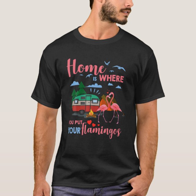Camiseta Lar É Onde Você Coloca Seu Acampamento Flamingos (Frente)