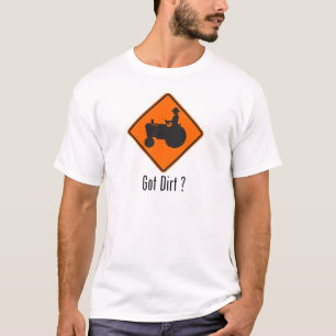 Camiseta Laranja obtida do trator da sujeira